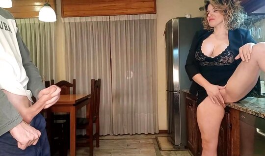 Толстая мачеха впустила каменный ствол пасынка в анал