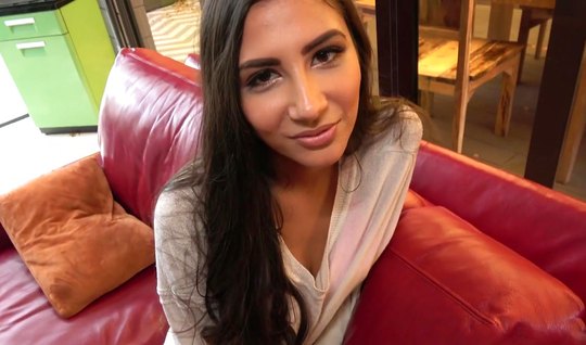 Брюнетка после глубокого минета подставляет промежность для домашней порки