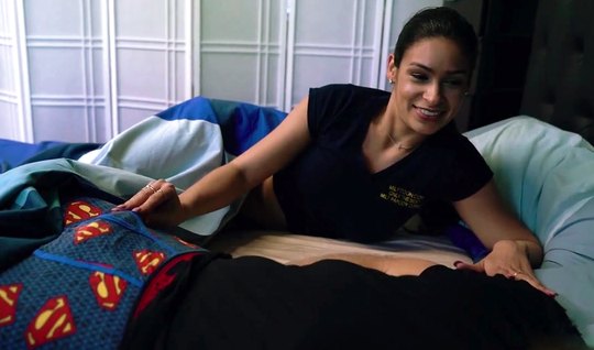 Мамка в спальне пасынка не отказалась от съемки домашнего порно