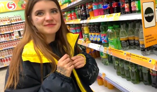 Русская девушка оказалась в гостях и член в ротик взяла