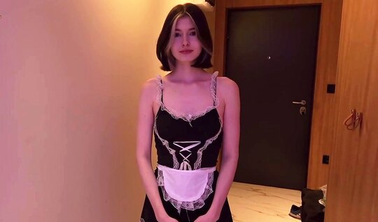 Русская горничная умеет делать отличный минет и не только