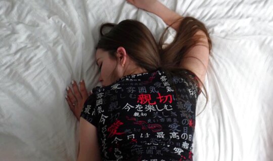 Русская подруга покорно подставила бритую письку для траха