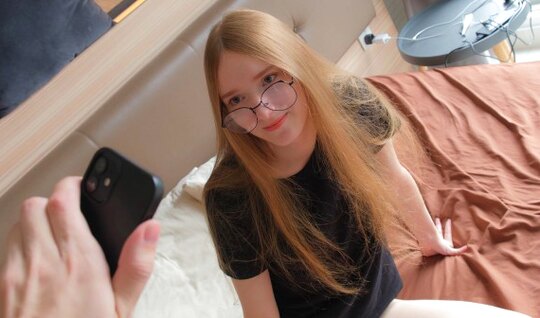 Русская сестра поддалась на шантаж и теперь сосет брату