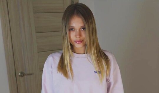 Молодая девица в гольфах активно попрыгала на крепком члене