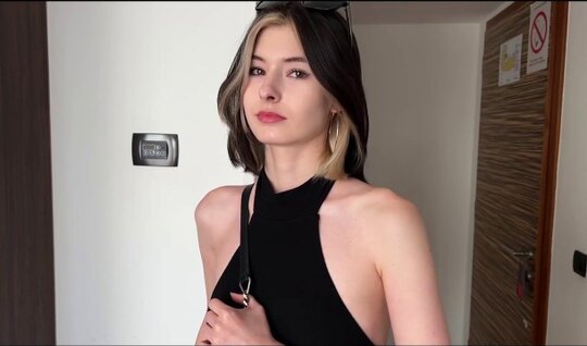 Молодая цыпочка приходит ради удовольствия к парню домой