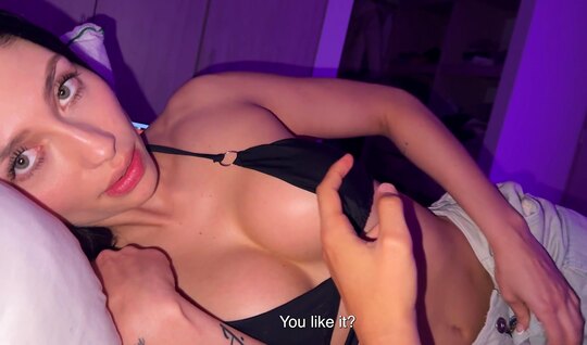 Брюнетка с красивыми сиськами отлично ебется в порно крупным планом