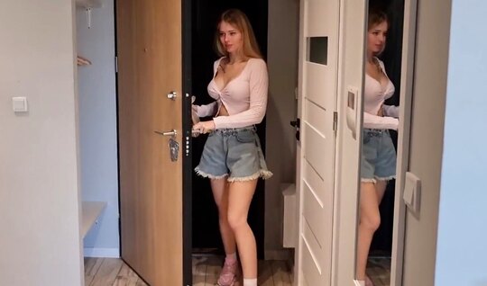 Возбужденная русская соседка оказалась не против секса