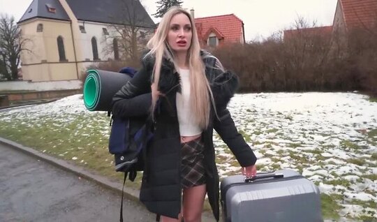 Пикапер закадрил симпатичную светловолосую туристку