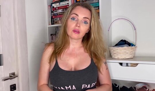 Зрелая русская баба круто подставила свой тугой анал