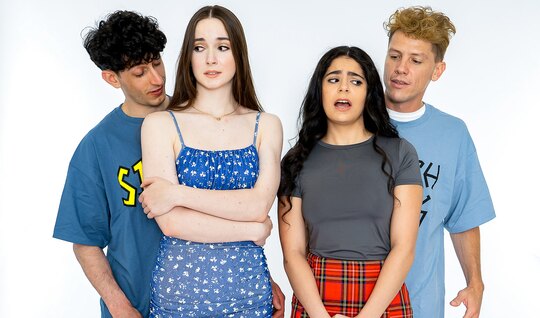 Молодые брюнетки не против страстной групповушки