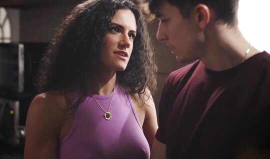 Страстная мамка доверила пилотку своему пасынку