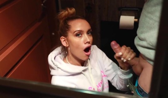 Русская молодая жена порадовала мужа дрочкой и глубоким минетом в туалете кафе