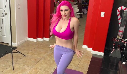 Яркая баба с большими дойками умеет круто сосать ствол