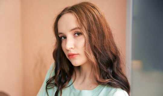 Большой член молодая цыпочка порадовала сочным минетом