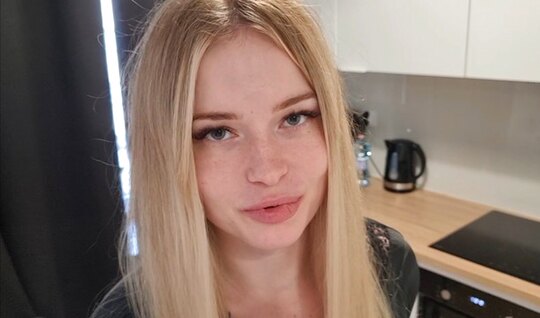 Блондинка не смогла отказаться от крепкого члена