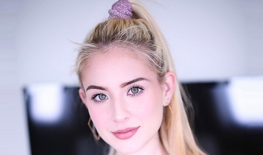 Красотка крупным планом делает горловой минет трахарю и получает кончу на язычок