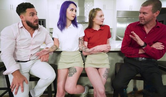 Молодые девки ебутся с зрелыми мускулистыми качками и глотают много спермы...