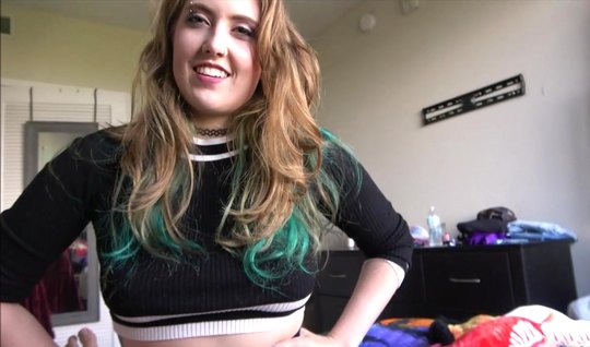 Подружка с большой жопой не отказывается от шанса трахаться с парнем от первого лица