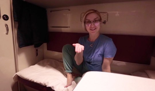 Русский парень прямо в купе поезда раздвигает ноги для секса с незнакомцем