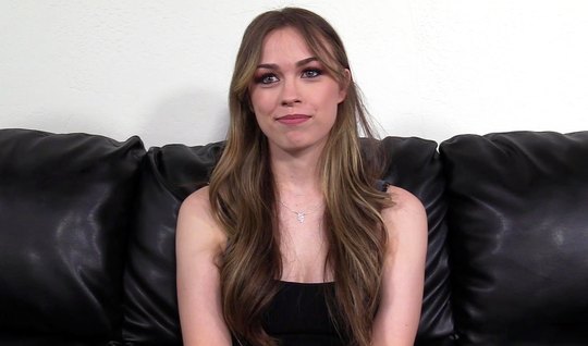 Во время кастинга девушка прогнулась в позу и кончила от секса на столе