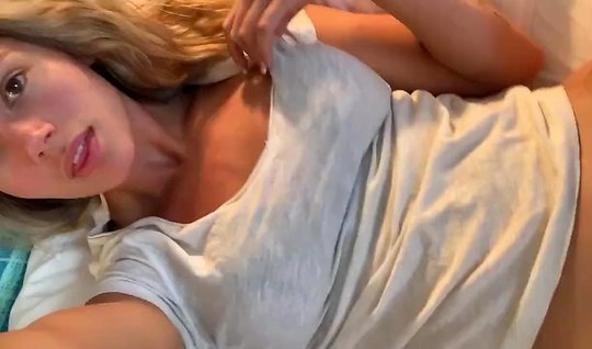 Жена показывает мужу свою домашнюю мастурбацию на видео камеру