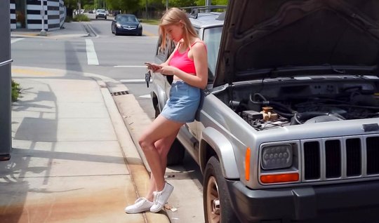 Пикап на улице для молодой красотки завершился сексом в позе раком