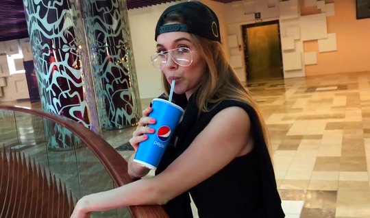 Русская девушка на публике делает глубокий минет и принимает сперму